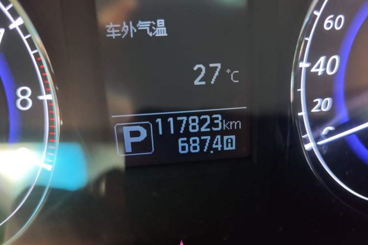 Used Infiniti QX50 2015 2.5L Luxury Edition Odometer Close Up