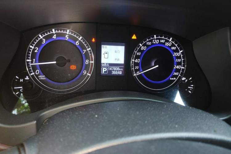 Used Infiniti QX50 2015 2.5L Luxury Edition Odometer Close Up