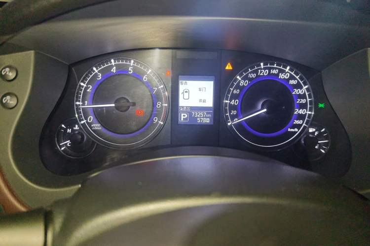 Used Infiniti QX50 2015 2.5L Luxury Edition Odometer Close Up