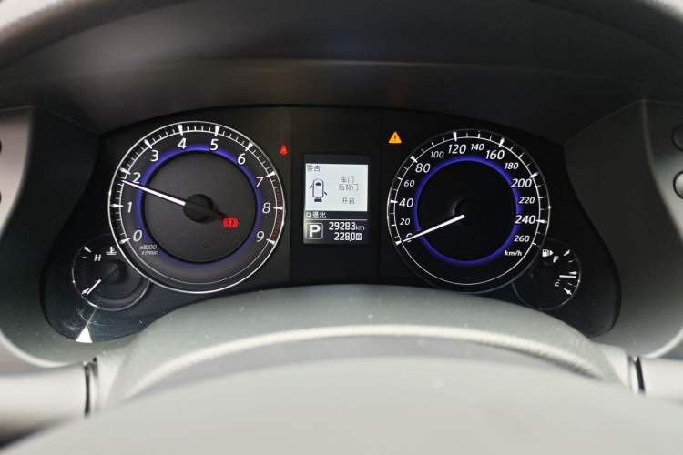Used Infiniti QX50 2015 2.5L Comfort Edition Odometer Close Up