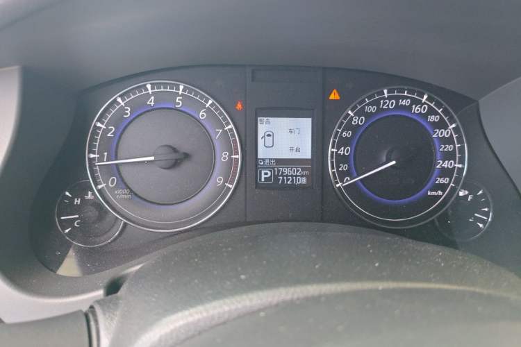 Used Infiniti QX50 2015 2.5L Luxury Edition Odometer Close Up