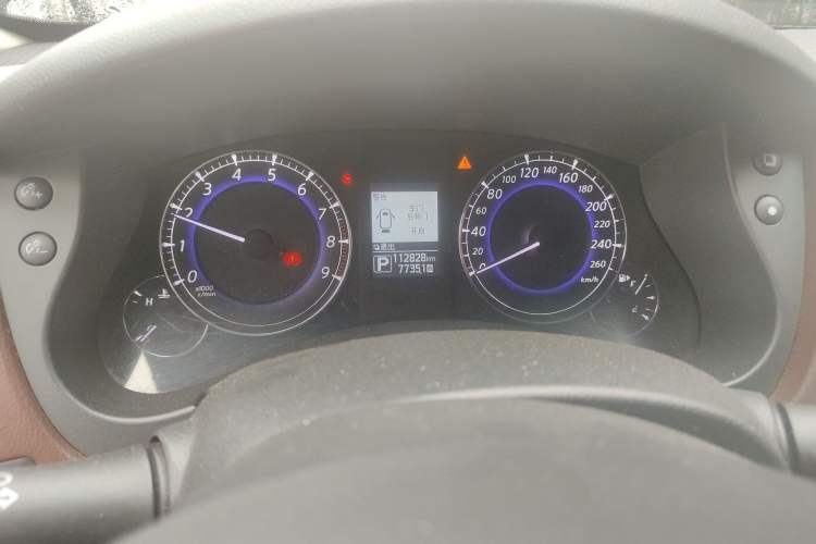 Used Infiniti QX50 2015 2.5L Enjoyment Edition Odometer Close Up