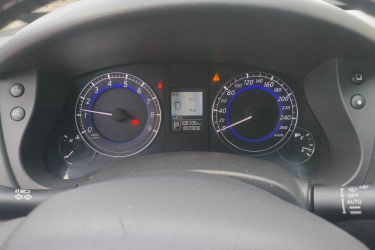 Used Infiniti QX50 2015 2.5L Comfort Edition Odometer Close Up
