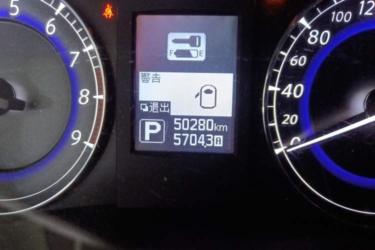 Used Infiniti QX50 2015 2.5L Comfort Edition Odometer Close Up