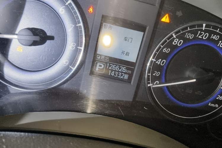 Used Infiniti QX50 2015 2.5L Luxury Edition Odometer Close Up