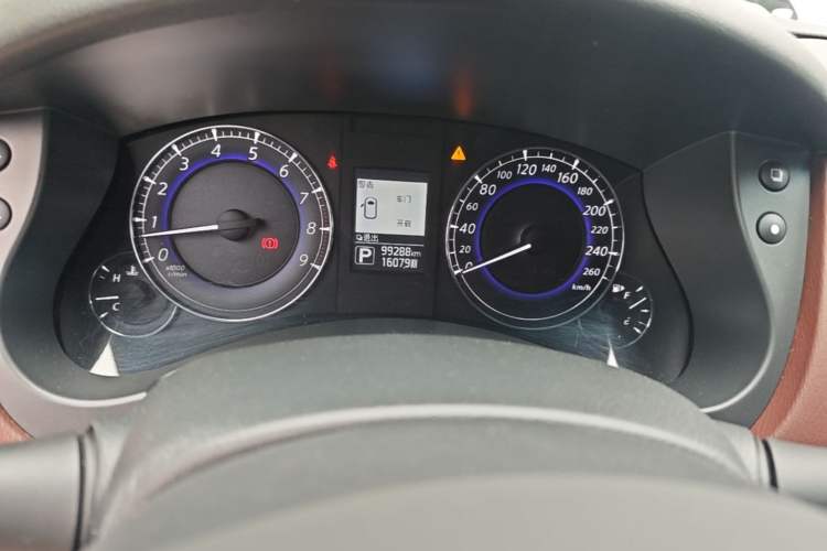 Used Infiniti QX50 2015 2.5L Enjoyment Edition Odometer Close Up