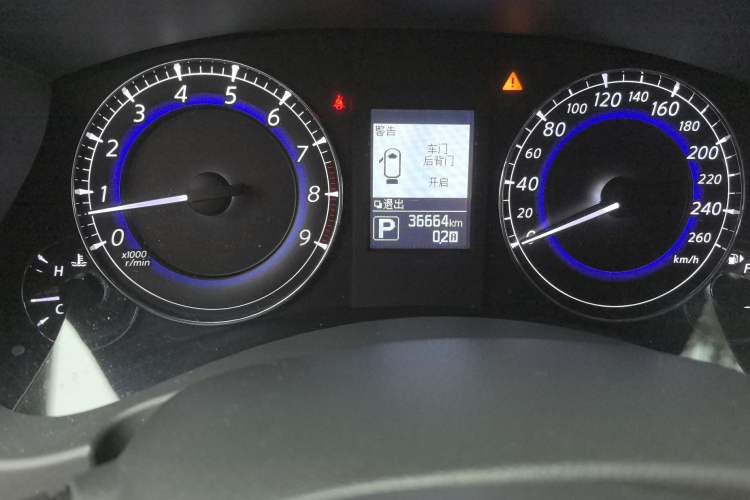 Used Infiniti QX50 2015 2.5L Comfort Edition Odometer Close Up