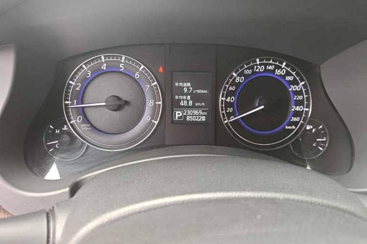Used Infiniti QX50 2015 2.5L Luxury Edition Odometer Close Up