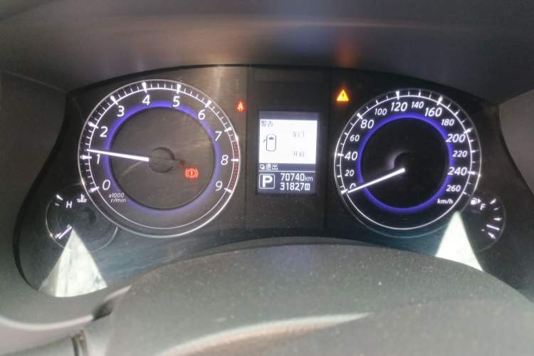 Used Infiniti QX50 2015 2.5L Comfort Edition Odometer Close Up