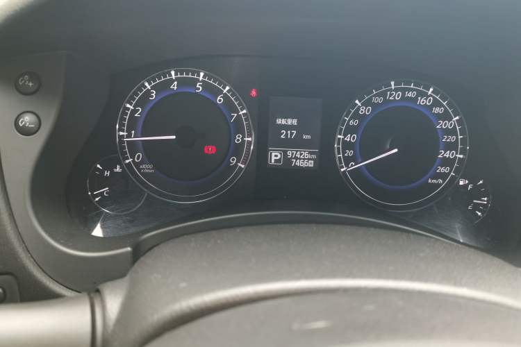 Used Infiniti QX50 2015 2.5L Comfort Edition Odometer Close Up