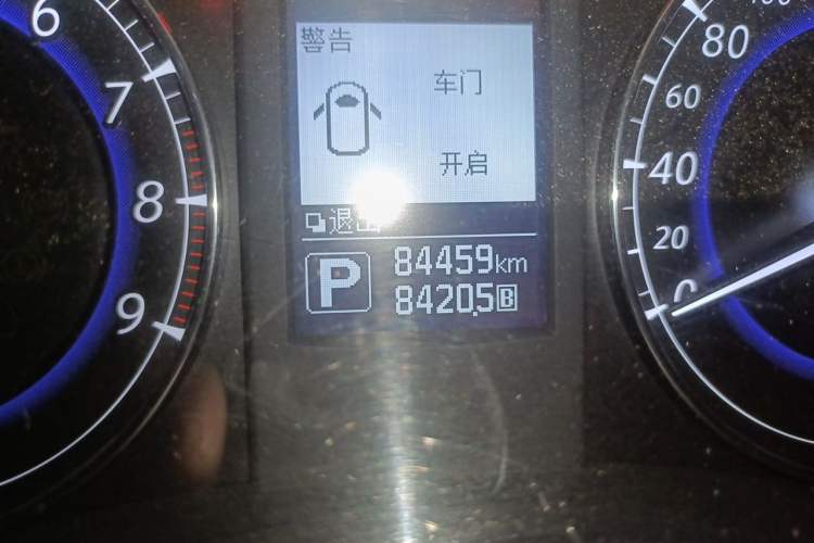Used Infiniti QX50 2015 2.5L Comfort Edition Odometer Close Up