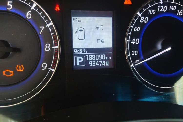 Used Infiniti QX50 2015 2.5L Luxury Edition Odometer Close Up
