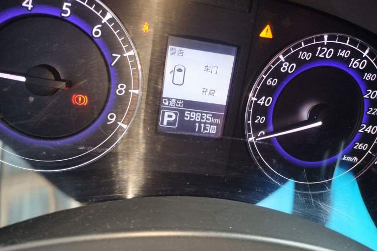 Used Infiniti QX50 2015 2.5L Comfort Edition Odometer Close Up