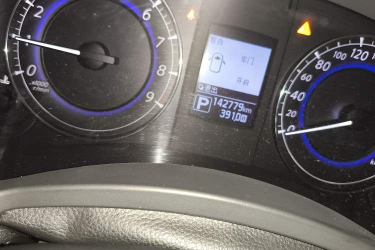 Used Infiniti QX50 2015 2.5L Enjoyment Edition Odometer Close Up