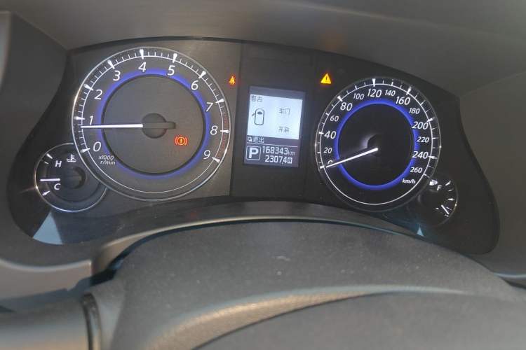 Used Infiniti QX50 2015 2.5L Comfort Edition Odometer Close Up