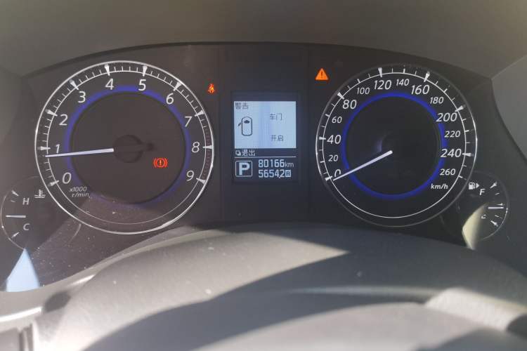 Used Infiniti QX50 2015 2.5L Deluxe Edition Odometer Close Up