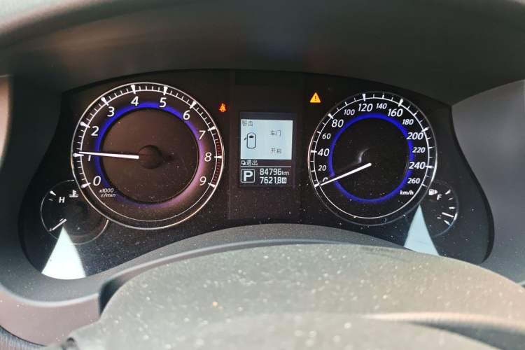 Used Infiniti QX50 2015 2.5L Comfort Edition Odometer Close Up