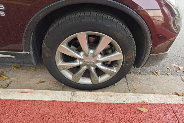 Used Infiniti QX50 2015 2.5L Comfort Edition Right Front Wheel Hub