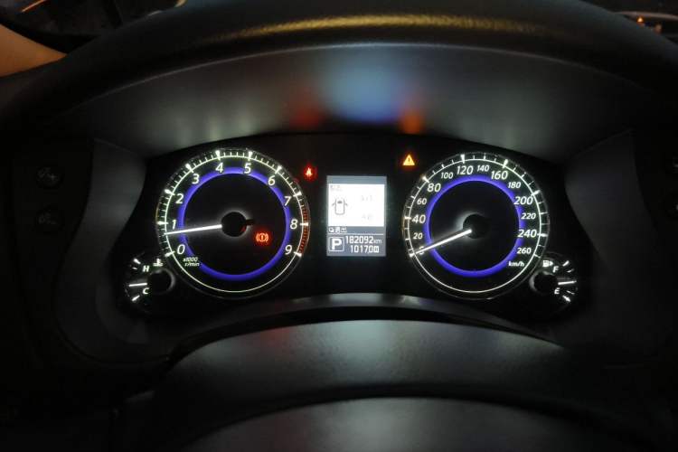 Used Infiniti QX50 2015 2.5L Comfort Edition Odometer Close Up