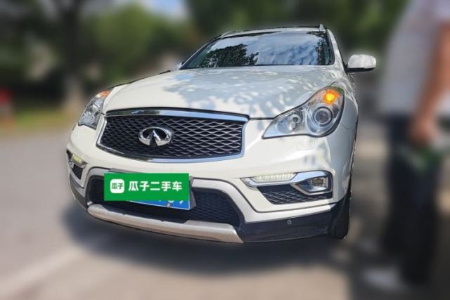 Ojetý Infiniti QX50 2015 2.5L Luxury Edition