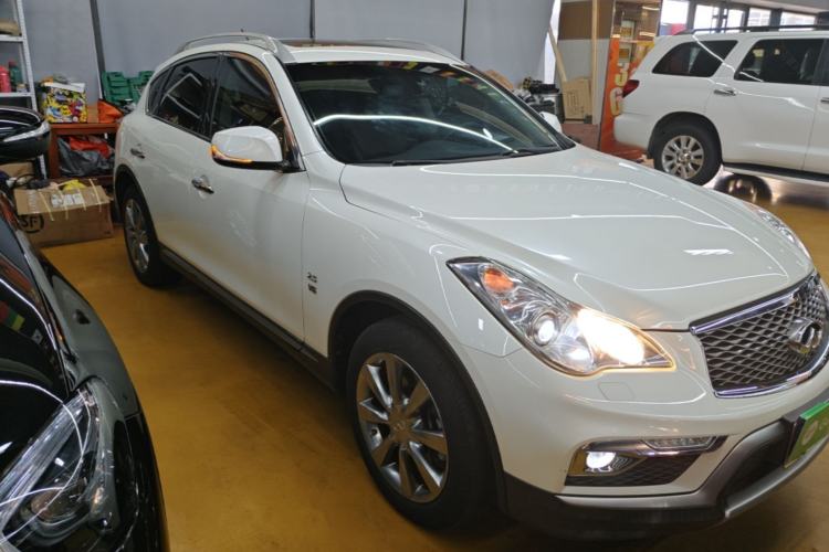 Used Infiniti QX50 2015 2.5L Enjoyment Edition Front Right 45 Deg