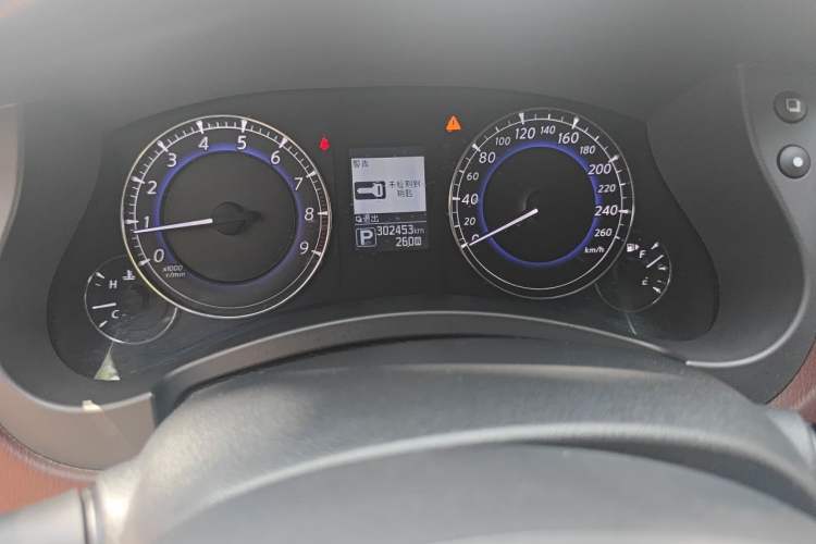 Used Infiniti QX50 2015 2.5L Luxury Edition Odometer Close Up