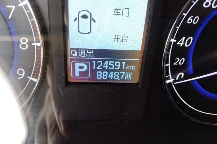 Used Infiniti QX50 2015 2.5L Luxury Edition Odometer Close Up