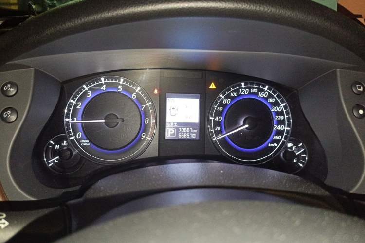 Used Infiniti QX50 2015 2.5L Enjoyment Edition Odometer Close Up