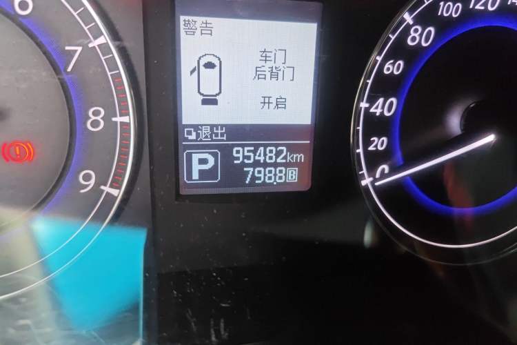 Used Infiniti QX50 2015 2.5L Comfort Edition Odometer Close Up