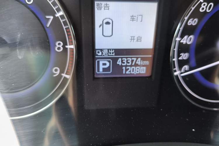 Used Infiniti QX50 2015 2.5L Enjoyment Edition Odometer Close Up