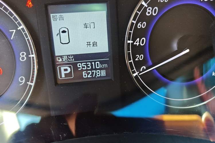 Used Infiniti QX50 2015 2.5L Comfort Edition Odometer Close Up