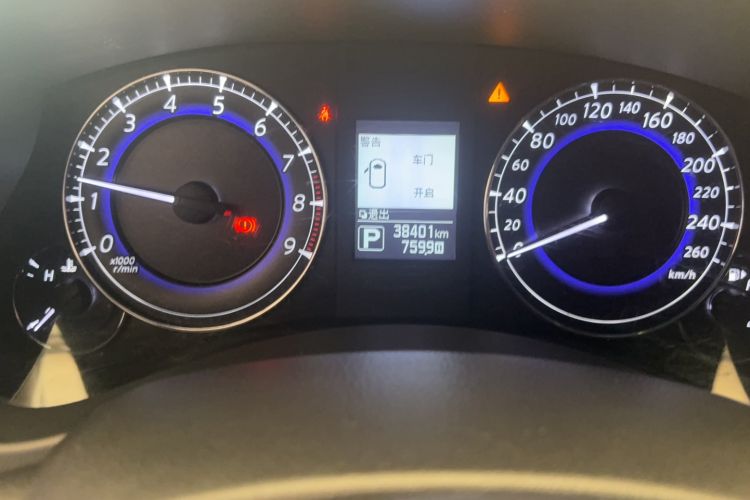 Used Infiniti QX50 2015 2.5L Enjoyment Edition Odometer Close Up
