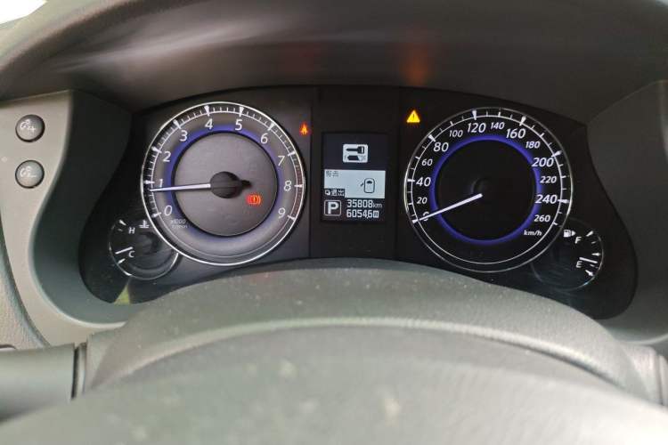 Used Infiniti QX50 2015 2.5L Enjoyment Edition Odometer Close Up