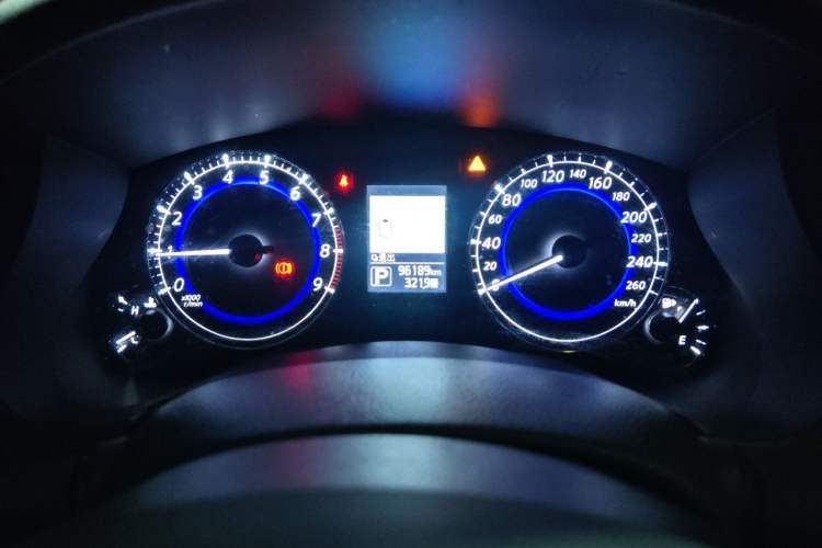 Used Infiniti QX50 2015 2.5L Comfort Edition Odometer Close Up