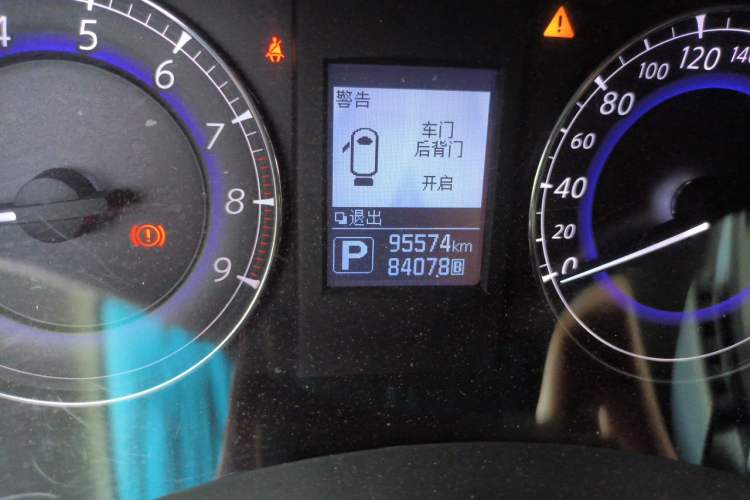 Used Infiniti QX50 2015 2.5L Enjoyment Edition Odometer Close Up