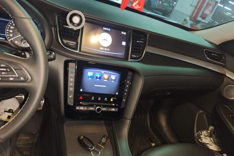 Used Infiniti QX50 2018 2.0T Two-Wheel Drive Fashion Edition Audio And AC Panel