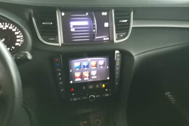 Used Infiniti QX50 2018 2.0T Two-Wheel Drive Fashion Edition Audio And AC Panel