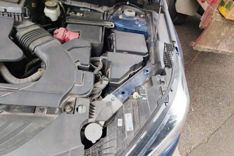 Used Infiniti QX50 2018 2.0T Two-Wheel Drive Fashion Edition Engine Bay Left