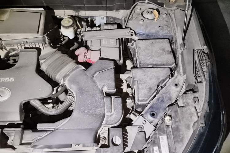 Used Infiniti QX50 2018 2.0T Two-Wheel Drive Fashion Edition Engine Bay Left