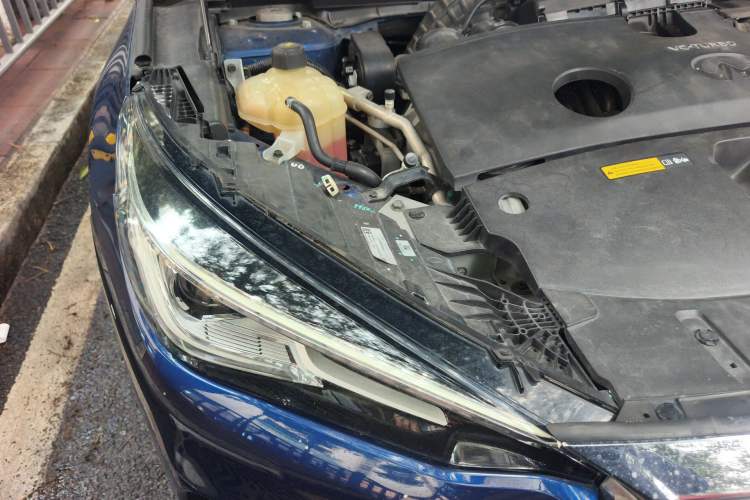 Used Infiniti QX50 2018 2.0T Two-Wheel Drive Fashion Edition Engine Bay Right
