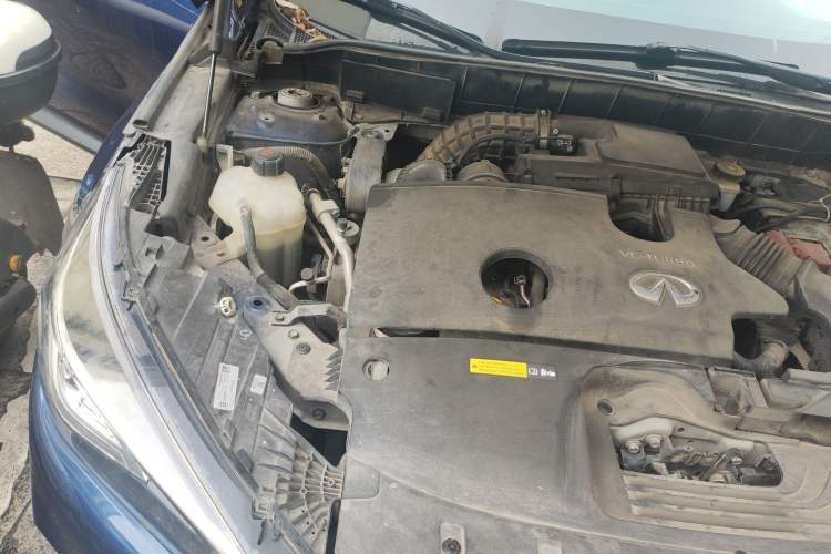 Used Infiniti QX50 2018 2.0T Two-Wheel-Drive Elite Edition Engine Bay Right