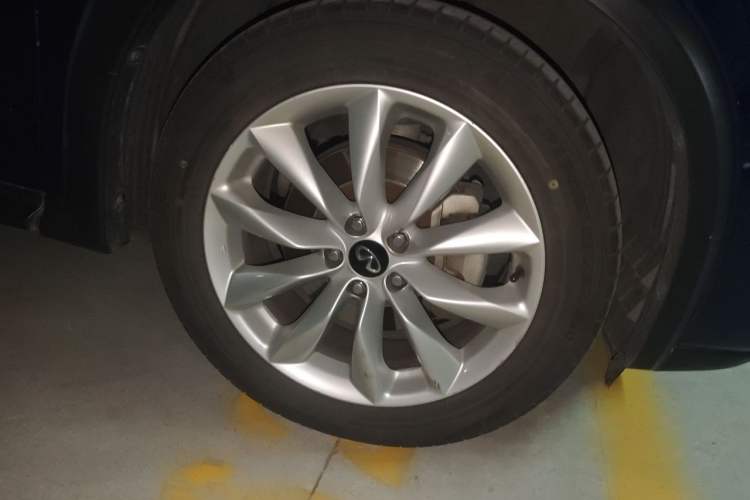 Used Infiniti QX50 2018 2.0T Two-Wheel-Drive Elite Edition Right Front Wheel Hub