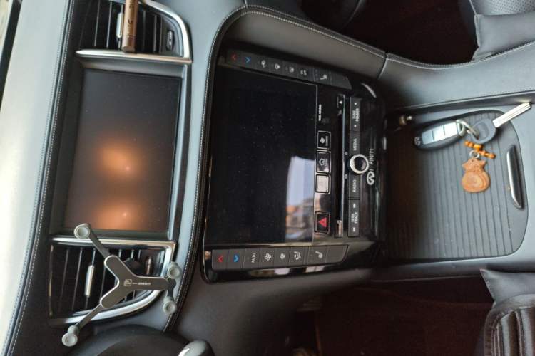 Used Infiniti QX50 2018 2.0T Two-Wheel Drive Fashion Edition Audio And AC Panel