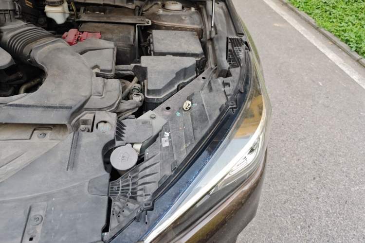 Used Infiniti QX50 2018 2.0T Two-Wheel Drive Fashion Edition Engine Bay Left