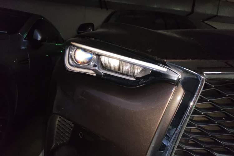 Used Infiniti QX50 2018 2.0T Two-Wheel Drive Fashion Edition Right Front Headlight