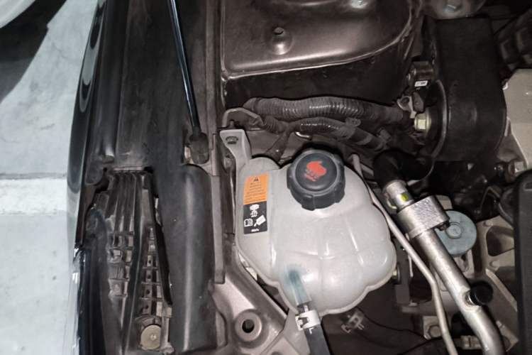 Used Infiniti QX50 2018 2.0T Four-Wheel Drive Smart Edition Engine Bay Right