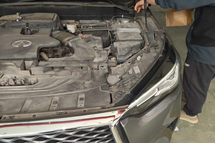 Used Infiniti QX50 2018 2.0T Two-Wheel Drive Fashion Edition Engine Bay Left