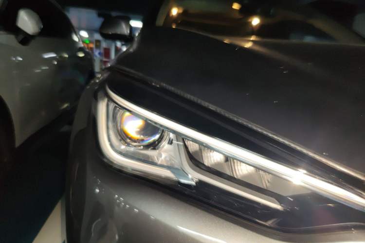 Used Infiniti QX50 2018 2.0T Four-Wheel Drive Elite Edition Right Front Headlight
