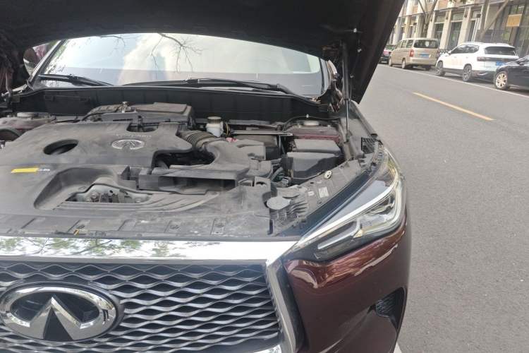 Used Infiniti QX50 2018 2.0T Two-Wheel Drive Fashion Edition Engine Bay Left