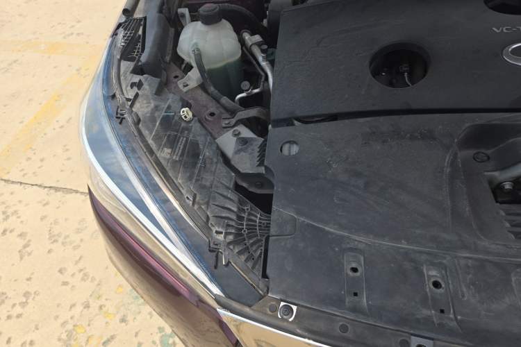 Used Infiniti QX50 2018 2.0T Two-Wheel Drive Fashion Edition Engine Bay Right